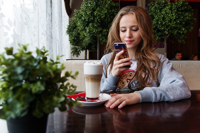 dívka u latté