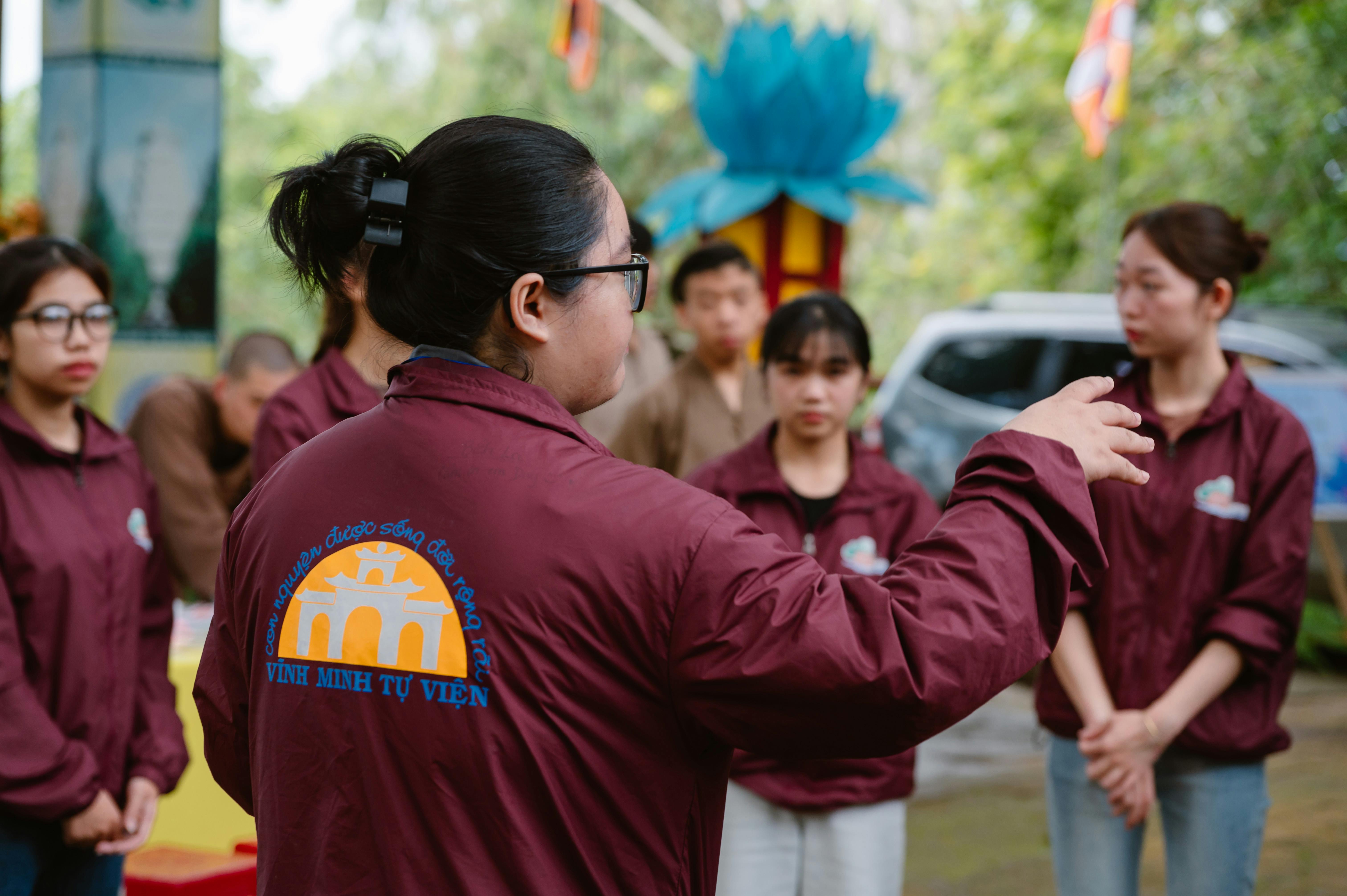 Logom sú opatrené rôzne odevy